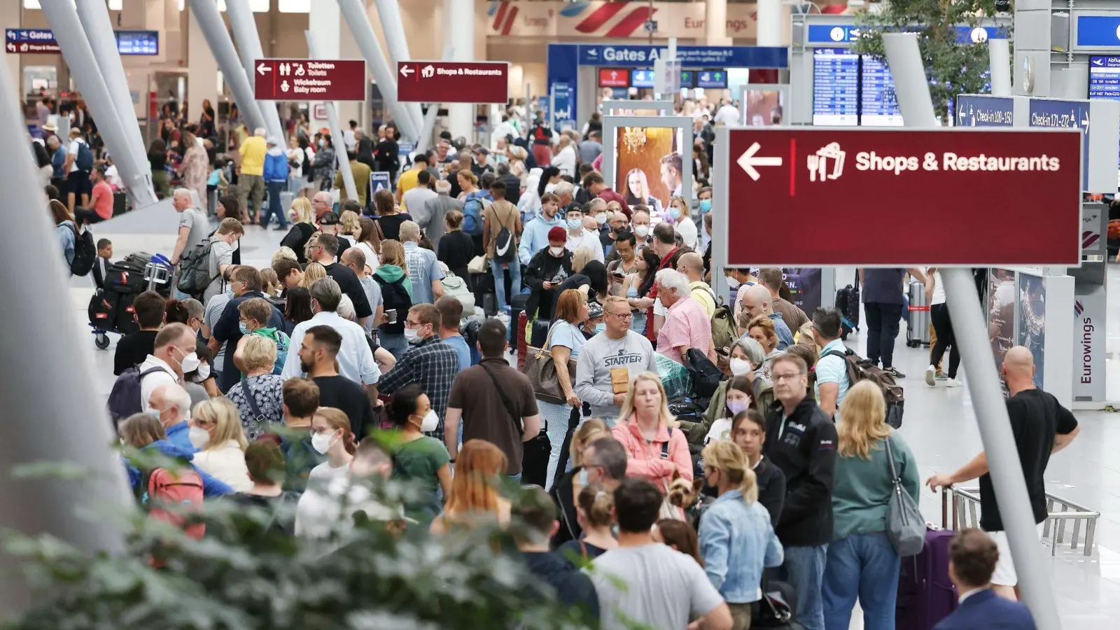 Lange Warteschlangen im Düsseldorfer Flughafen. Die Reiselust ist ungebremst. (Foto: David Young/dpa)