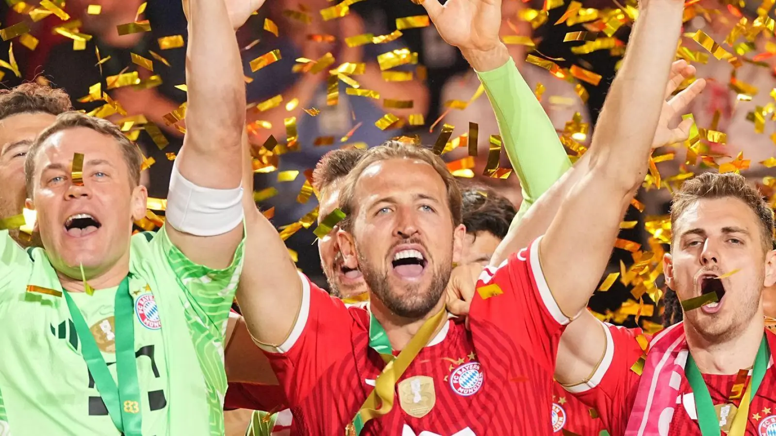 Der FC Bayern hofft mit Kapitän Manuel Neuer (l) und Torjäger Harry Kane (r) auf eine Wiederholung ihres DFB-Pokal-Erfolgs.   (Foto: Michael Kappeler/dpa)