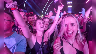 Zehntausende Raver feiern beim Nature One Festival. (Foto: Thomas Frey/dpa)