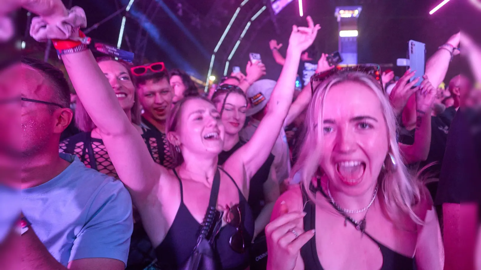Zehntausende Raver feiern beim Nature One Festival. (Foto: Thomas Frey/dpa)