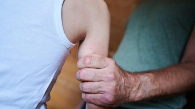 Laut Kriminalstatistik bearbeitete die Polizei im vergangenen Jahr 16.354 Fälle von sexuellem Missbrauch von Kindern. (Symbolbild) (Foto: Annette Riedl/dpa)