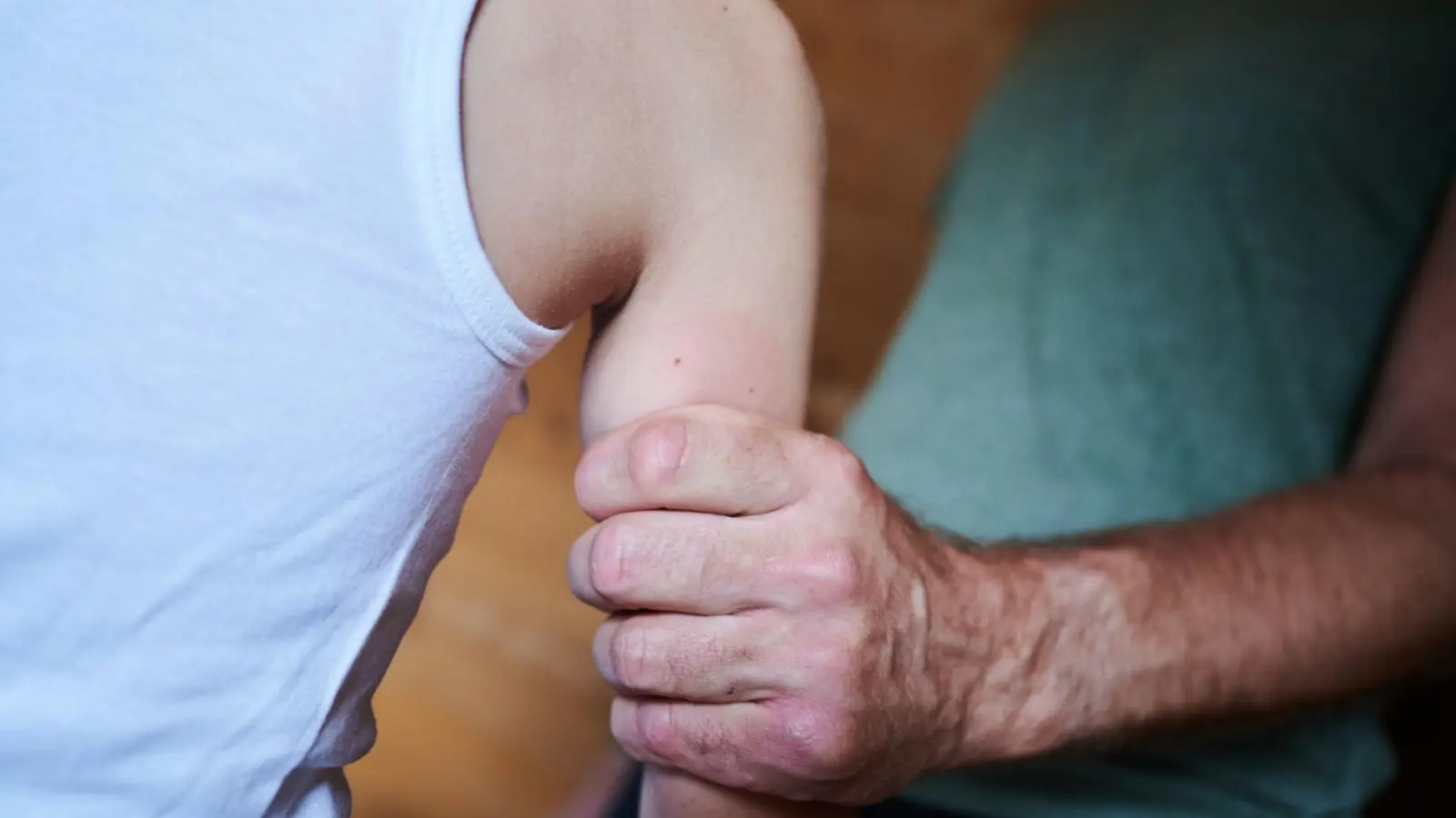Laut Kriminalstatistik bearbeitete die Polizei im vergangenen Jahr 16.354 Fälle von sexuellem Missbrauch von Kindern. (Symbolbild) (Foto: Annette Riedl/dpa)
