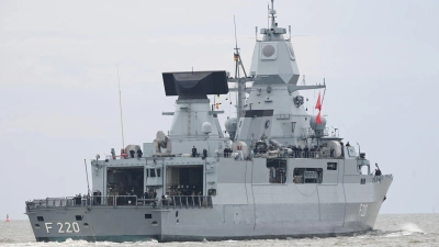 Die Fregatte „Hamburg“ ist im Rahmen einer Nato-Mission unterwegs. (Foto: Lars Penning/dpa)