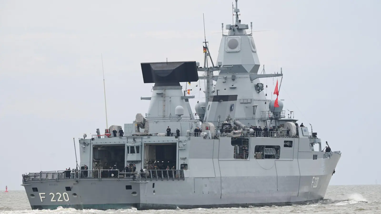 Die Fregatte „Hamburg“ ist im Rahmen einer Nato-Mission unterwegs. (Foto: Lars Penning/dpa)