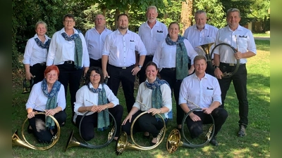 Aktive beim „Bläsercorps Hohe Fichte“ sind (stehend von rechts) Markus Kriegler, Peter Kopetz, Annalena Kranz, Manfred Fischer, Eduard Kormann, Rudi Schmidt sowie (kniend von links) Hannelore Weißmann, Birgit Sorg, Sementa Kormann und Oliver Abel. Gunda Mohr und Bianka Randschau (stehend von links) vom befreundeten Bläsercorps Steinburg unterstützten beim Wettbewerb. Sie sind Mitglieder im Bayerischen Jagdverband. (Foto:  Martina Kriegler)