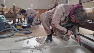Die Leitungen für die neue Heizung in St. Johannis sollen die Besucherinnen und Besucher der Gottesdienste nicht stören. Deshalb werden im Boden Leitungskanäle installiert. (Foto: Robert Maurer)