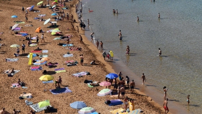 Sonne und Strand, mehr braucht es für viele nicht zum Urlaubsglück. Mittelmeerziele wie die Balearen sind deshalb weiterhin sehr gefragt. (Foto: Andrea Warnecke/dpa-tmn)