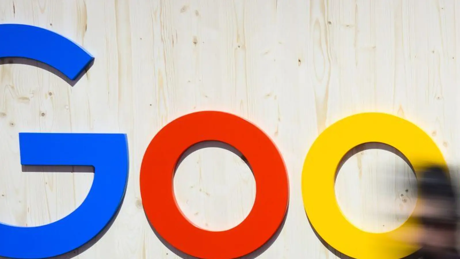 Google hat seinen KI-gestützten Recherche- und Schreibassistenten „NotebookLM“ für Anwenderinnen und Anwender in rund 200 Ländern außerhalb der USA freigeschaltet. (Foto: Julian Stratenschulte/dpa)