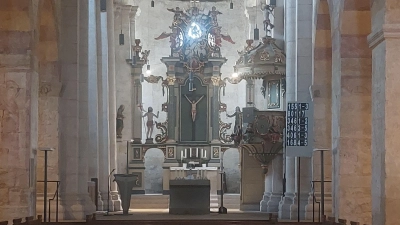 Bleibt es dunkel im Münster St. Nikolaus in Münchsteinach? Ob die Kerzenscheinkonzerte weitergehen, ist nach Böttgers Rückzug offen. (Foto: Sandra Buchwald)