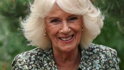 Königin Camilla hält die „King&#39;s Rose“. (Foto: Toby Melville/PA Wire/dpa)