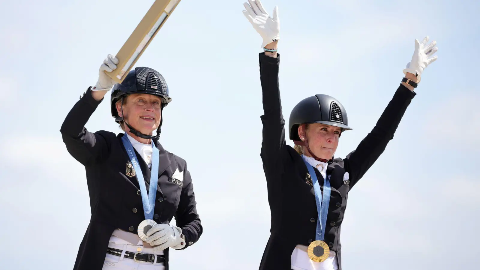 Jessica von Bredow-Werndl und Isabell Werth feiern ihre Medaillen. (Foto: Rolf Vennenbernd/dpa)