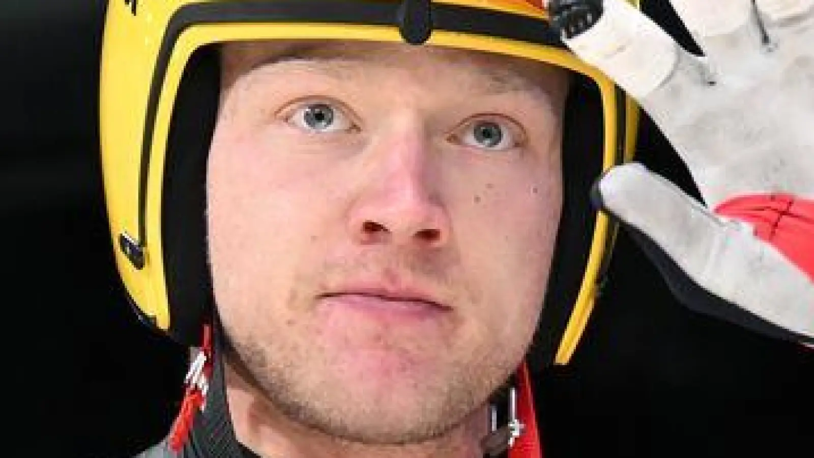 Max Langenhan liegt zur Halbzeit der Rodelrennen af Goldkurs - und das trotz einem steifen Hals. (Foto: Robert Michael/dpa)