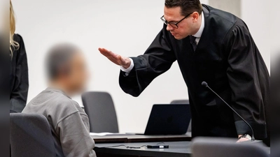 Der Angeklagte hat nach Ansicht des Landgerichts seinen Cousin heimtückisch und aus niedrigen Beweggründen ermordet. (Archivbild) (Foto: Daniel Karmann/dpa)