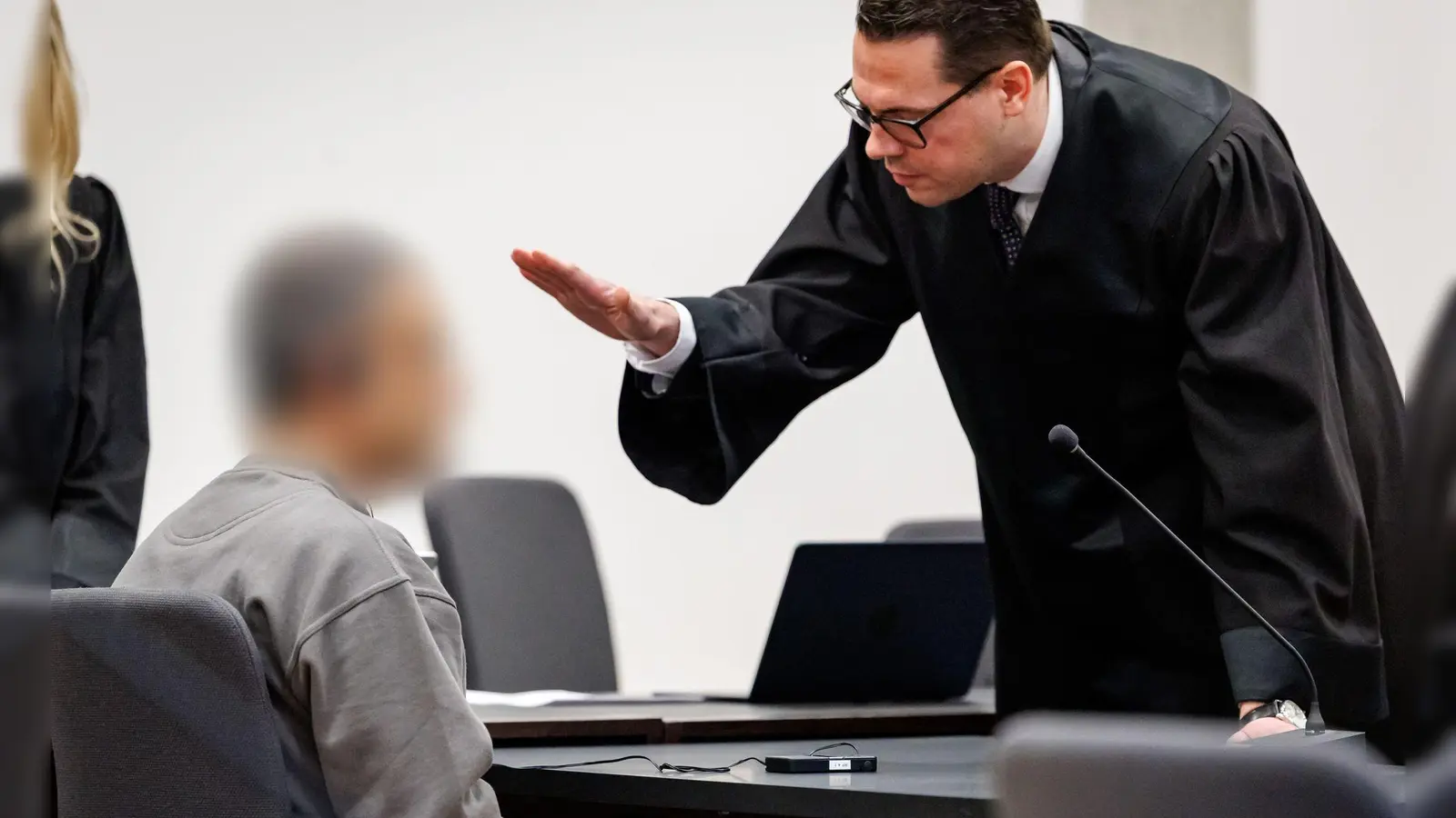 Der Angeklagte hat nach Ansicht des Landgerichts seinen Cousin heimtückisch und aus niedrigen Beweggründen ermordet. (Archivbild) (Foto: Daniel Karmann/dpa)