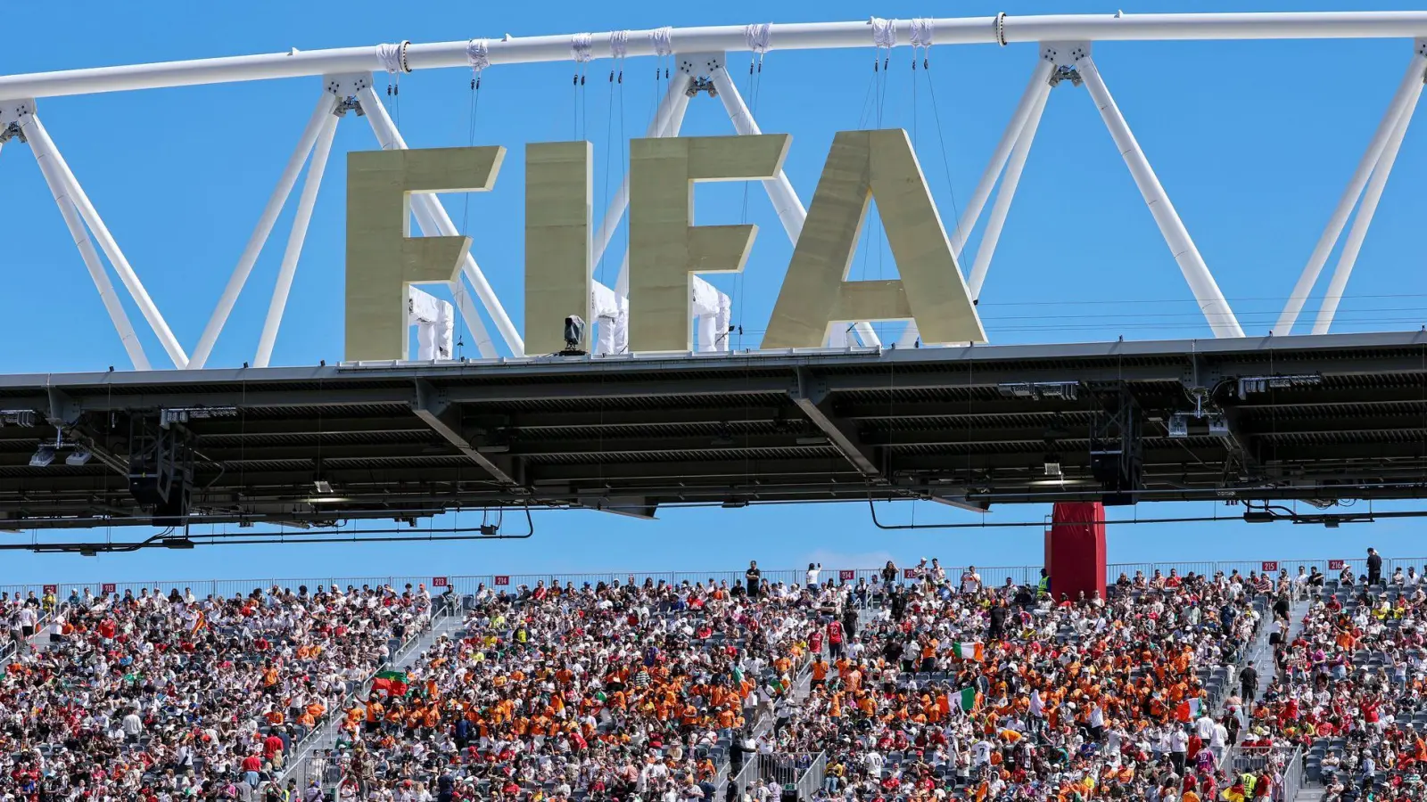 Ein FIFA-Logo bei WM in den USA, Mexiko und Kanada. (Archivbild) (Foto: Jan Woitas/dpa)