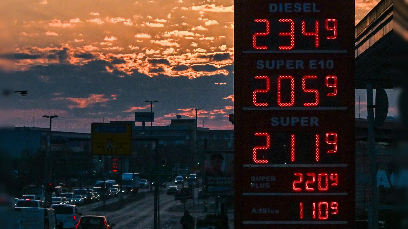 Die Spritpreise steigen – Aktien, Gold und Silber sind unter Druck. (Foto: Jens Kalaene/dpa)