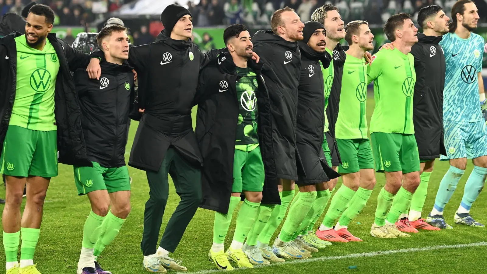 Die Spieler des VfL Wolfsburg nach dem 4:3-Sieg gegen Mainz 05. (Foto: Swen Pförtner/dpa)