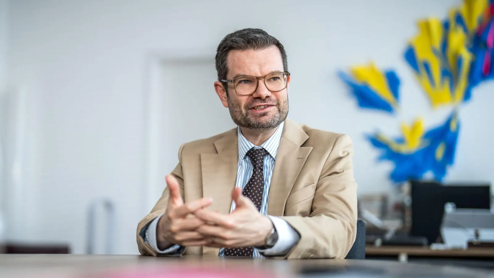 Die Innenminister könnten die Fußfessel über das Polizeirecht einführen, sagt Justizminister Marco Buschmann. (Foto: Michael Kappeler/dpa)