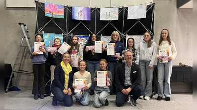 Die Jugendlichen freuten sich über ihre Preise. Unser Foto zeigt sie zusammen mit Lions-Präsident Stefan Alber und Rebekka Hourticolon, Beauftragte für den Wettbewerb. (Foto: Lions Club/Marc Hourticolon)