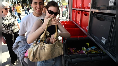 Schoko-Eier gegen Papp-Ostereier gab es bei der Aktion im Olympiapark.  (Foto: Felix Hörhager/dpa)