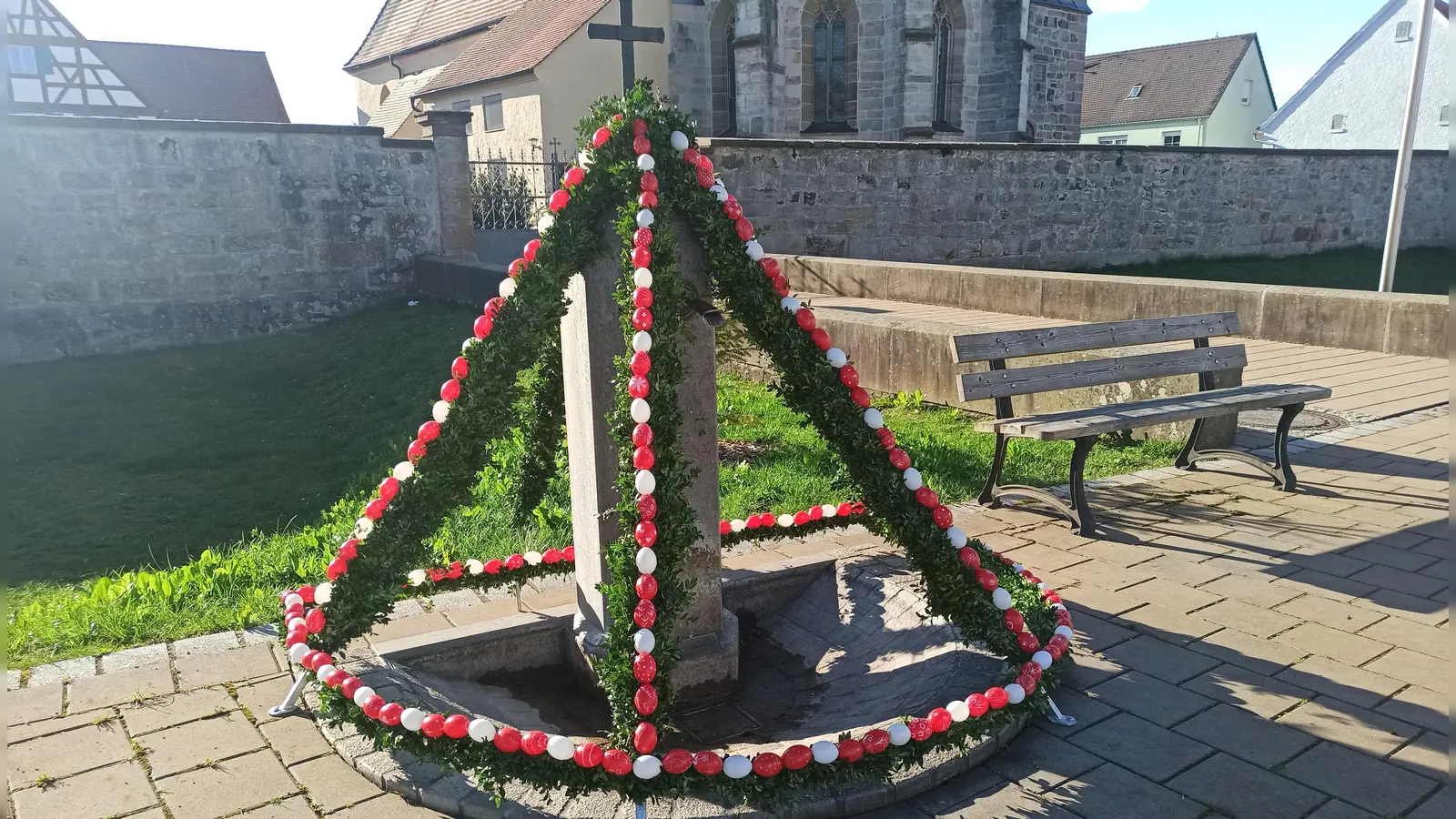 Geschmückt von der Landfrauengruppe Neunstetten: der Osterbrunnen im Herrieder Ortsteil. (Foto: Irmi Seibold)