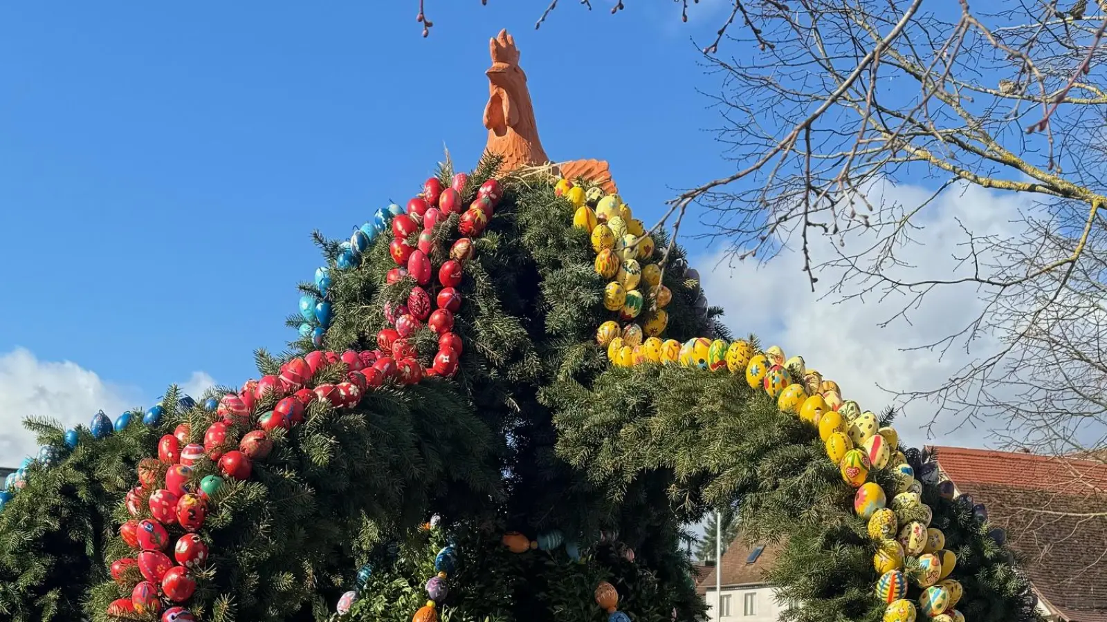 Den Osterbrunnen des Obst- und Gartenbauvereins im Ansbacher Stadtteil Hennenbach krönt das passende Tier. (Foto: Lara Hausleitner)