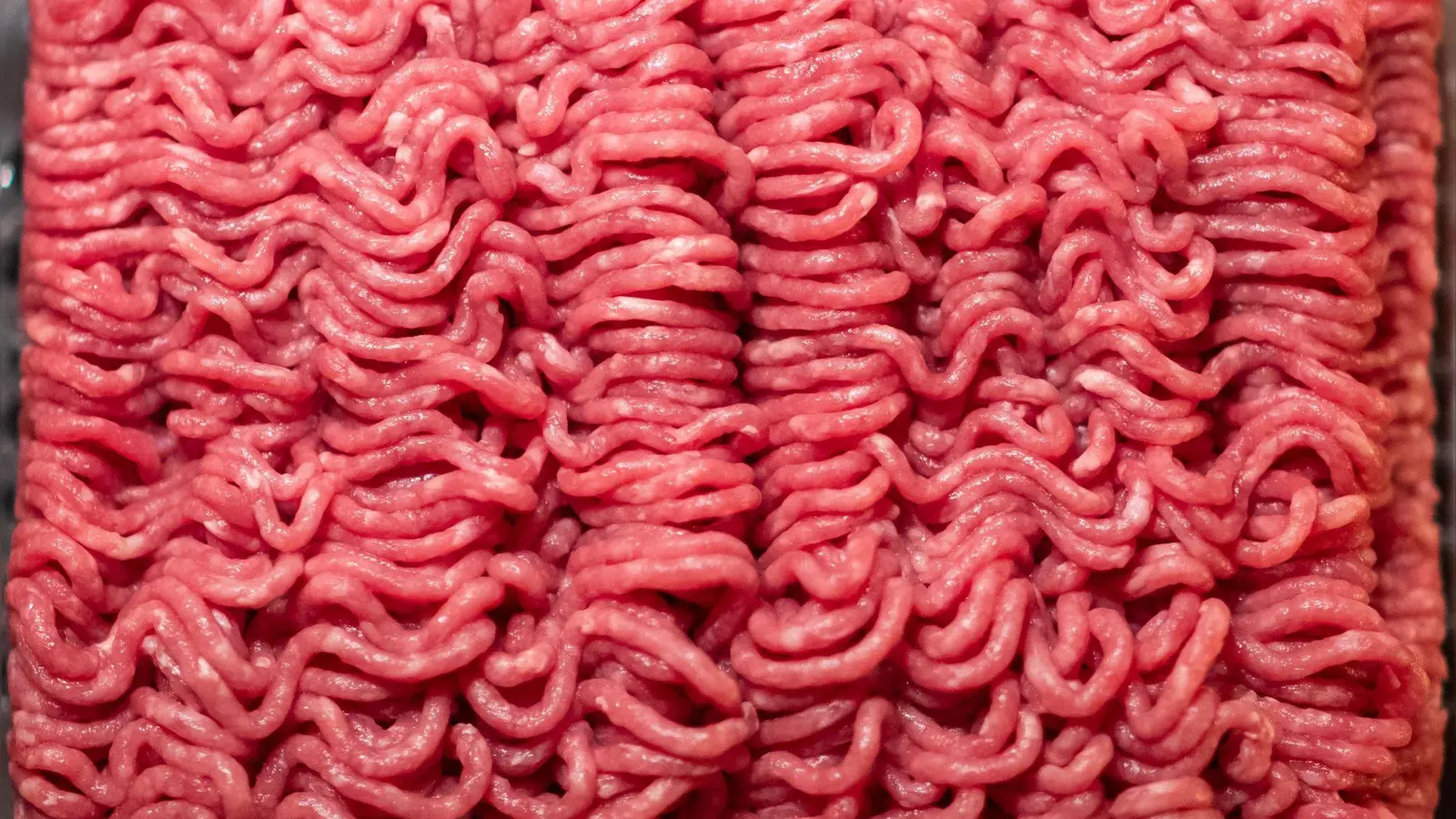 Hygiene entscheidet: Ob das Hack vor Ort oder zentral hergestellt wurde, ist weniger wichtig als die Einhaltung der Hygienevorschriften. (Foto: Daniel Karmann/dpa)