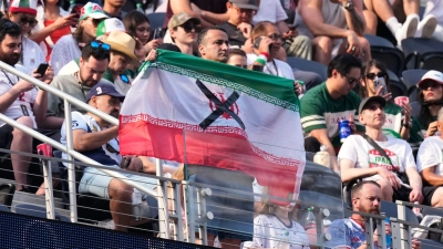 Auch in der Arena kam während des Iran-Spiels gegen Neuseeland zu Protesten. (Foto: Mark J. Terrill/AP/dpa)