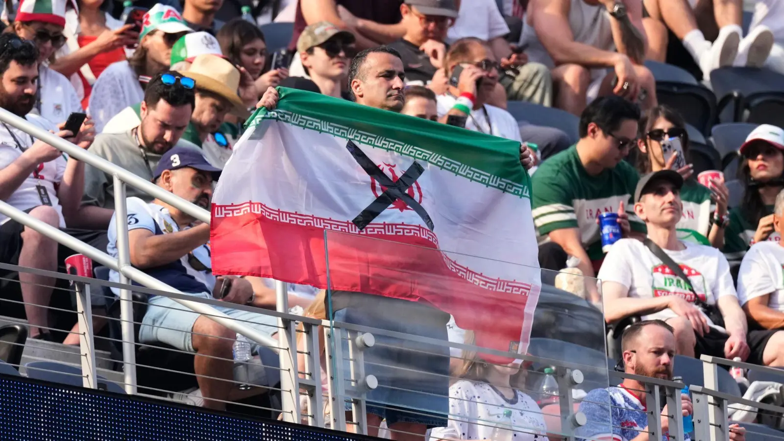 Auch in der Arena kam während des Iran-Spiels gegen Neuseeland zu Protesten. (Foto: Mark J. Terrill/AP/dpa)