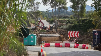 Vielerorts sind provisorische Brücken notwendig. (Foto: Jorge Gil/EUROPA PRESS/dpa)