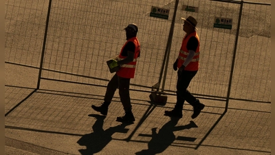 Dass die Arbeitslosenzahlen im Juli zunehmen, ist üblich. Doch in diesem Jahr könnte der Anstieg deutlicher ausfallen.  (Foto: Peter Kneffel/dpa)