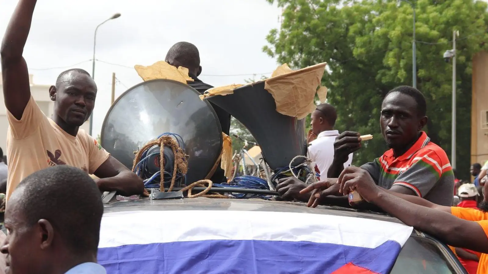 Demonstranten in Nigers Hauptstadt Niamey nach dem Militärputsch im vergangenen Sommer. Der Niger wendet sich wie zuvor seine Nachbarn Mali und Burkina Faso von den westlichen Partnern, insbesondere Ex-Kolonialmacht Frankreich, ab und Russland zu. (Foto: Djibo Issifou/dpa)