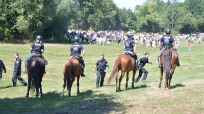 Dass die Reiterstaffel beim Schanzenfest 2026 im Einsatz war, erachtet Präsidiums-Pressesprecherin Janine Mendel auch rückblickend als sinnvoll. Diese mit Böllern zu beschießen, sei indes „völlig inakzeptabel”. (Foto: Johannes Zimmermann)