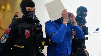 Der Hauptangeklagte im Prozess um die abgesagten Taylor-Swift-Konzerte in Wien hat Anschlagspläne gestanden.  (Foto: Matthias Schrader/AP/dpa)