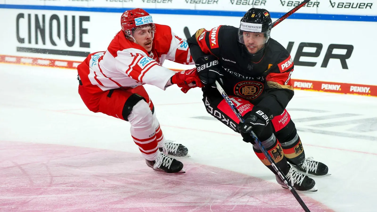 Nationalstürmer Tobias Rieder (r) fehlt verletzt beim Deutschland Cup in Landshut. (Archivbild) (Foto: Christian Kolbert/dpa)