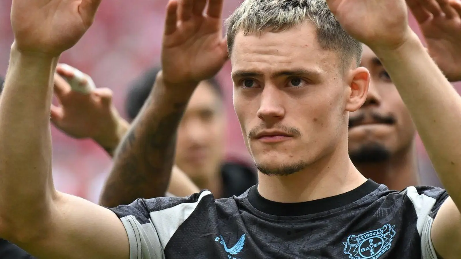 Bayer Leverkusen hat im Wechsel-Poker um Florian Wirtz laut Sportchef Simon Rolfes keinen Druck. (Foto: Arne Dedert/dpa)