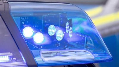 Der Kleinbus sei schließlich auf der Seite zum Liegen gekommen. (Symbolbild) (Foto: Daniel Karmann/dpa)