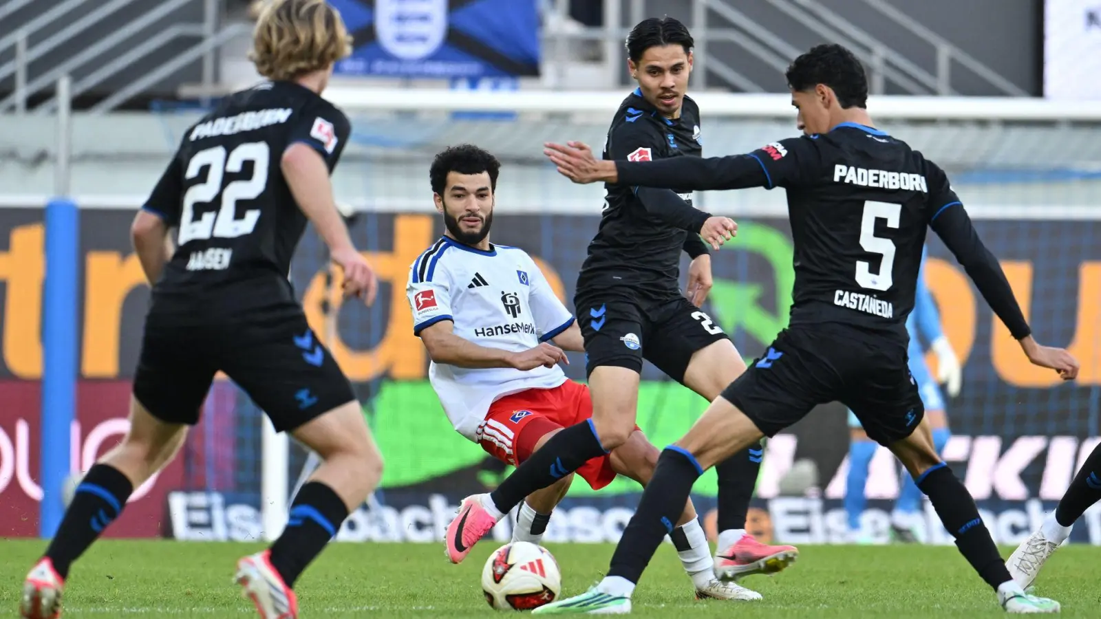 Umkämpftes Spiel mit knappem Sieger: Paderborn bezwingt den HSV. (Foto: Swen Pförtner/dpa)