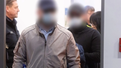 Die Angeklagten kommen zu Beginn des Revisionsverfahren im Fretterode-Prozess in den Gerichtssaal am Landgericht. (Foto: Michael Reichel/dpa)