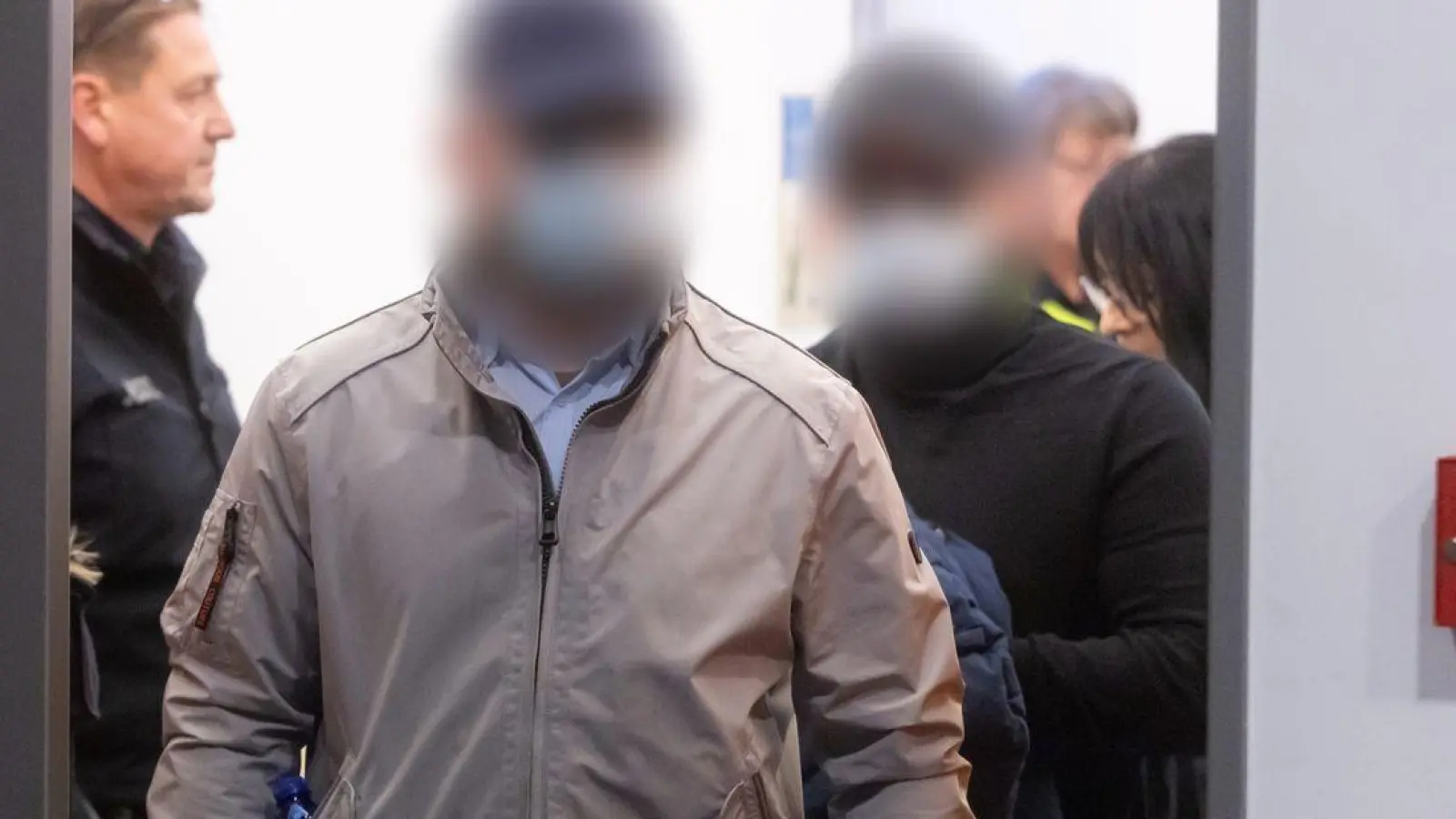 Die Angeklagten kommen zu Beginn des Revisionsverfahren im Fretterode-Prozess in den Gerichtssaal am Landgericht. (Foto: Michael Reichel/dpa)