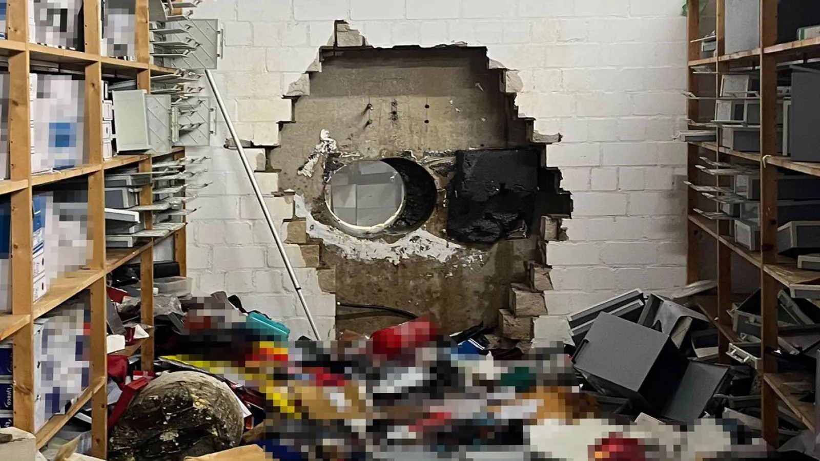 Ein großes Loch ist in der Wand zum Tresorraum der Sparkasse zu sehen. (Archivbild) (Foto: -/Polizei Gelsenkirchen/dpa)