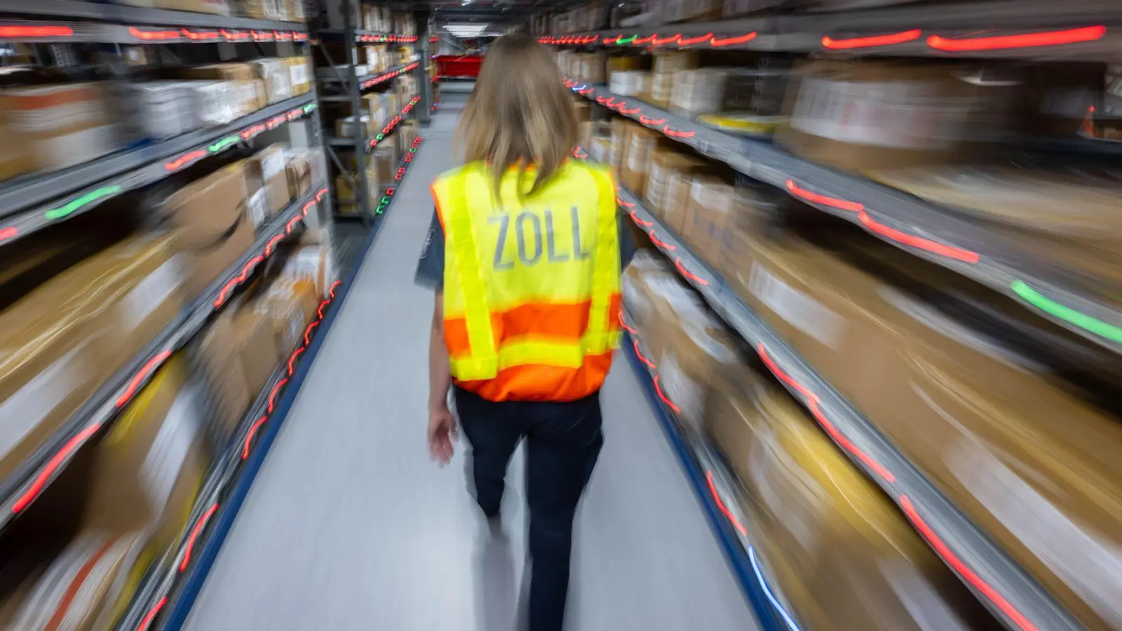 Postsendungen aus dem Ausland unterliegen strengen Verboten und Beschränkungen. Wer dagegen verstößt, muss damit rechnen, dass das Paket vom Zoll beschlagnahmt wird. (Foto: Hendrik Schmidt/dpa/dpa-tmn)