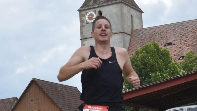 Der Ansbacher David Unger trug sich erstmals in die Siegerliste über die 10-Kilometer-Distanz ein. (Foto: Jörg Behrendt)
