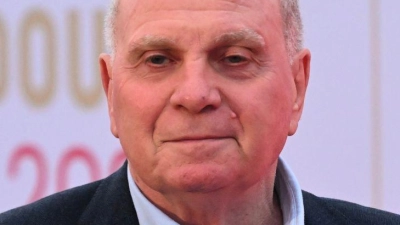 Übte heftige Schelte an den Medien: Bayern Münchens Ehrenpräsident Uli Hoeneß. (Foto: Felix Hörhager/dpa)