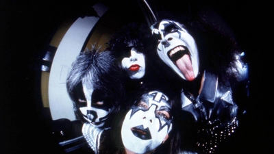 Kiss machte mit wildem Make-up, spektakulären Kostümen und theatralischen Live-Shows Furore. (Archivbild) (Foto: Richard Drew/AP/dpa)