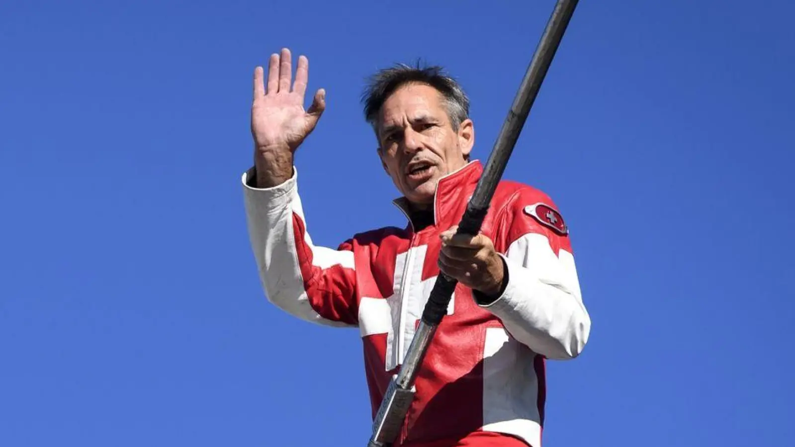 Freddy Nock balanciert auf dem Seil einer Seilbahn. (Foto: Laurent Gillieron/KEYSTONE/dpa)