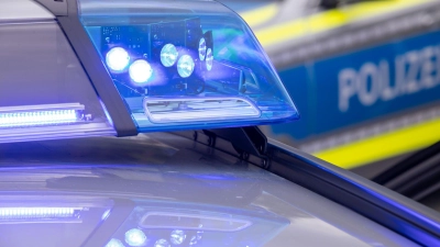 Polizisten nahmen den Verdächtigen am Samstag fest. (Symbolbild)  (Foto: Daniel Karmann/dpa)