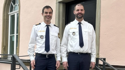 Hoher Besuch: Zur offiziellen Amtseinführung von Feuchtwangens Polizei-Chef Daniel Rotter (rechts) war auch Polizeipräsident Gernot Rochholz aus Nürnberg gekommen. (Foto: Florian Pöhlmann)