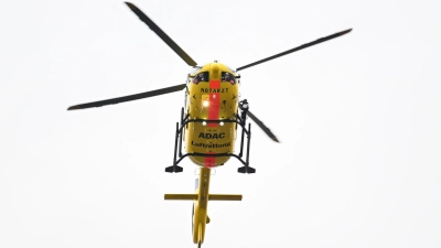 Mit einem Rettungshubschrauber wurde der 38-Jährige in die Klinik gebracht. (Foto: Bernd Weißbrod/dpa)