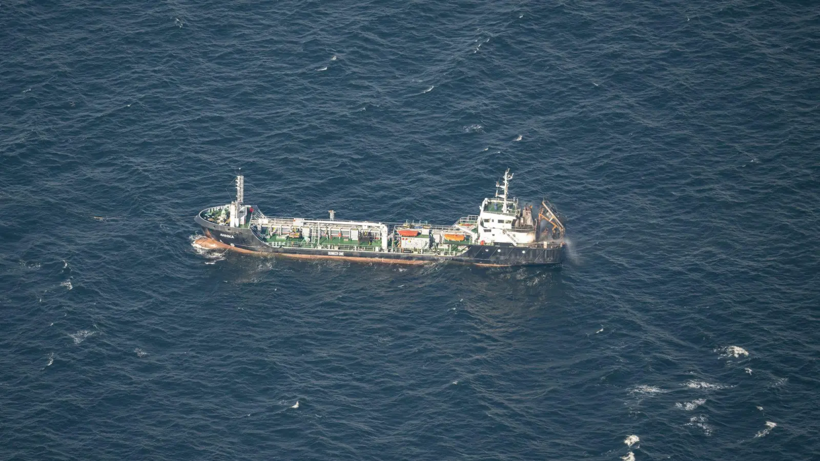 Das Tankschiff soll in den Rostocker Hafen geschleppt werden. (Foto: Hannes P Albert/dpa)